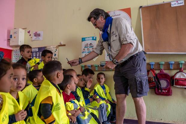 $!Santiago de la Rocha entregando lápices a los niños de la escuela de Fezzou
