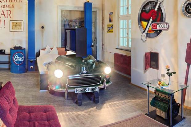 $!La habitación Austin Morris Minor que tiene un maniquí que simula a un taller