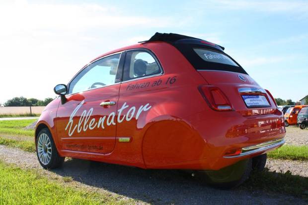 $!El impresionante coche de tres ruedas que en realidad tiene cuatro