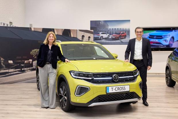 $!Laura Ros y Michael Hobusch junto al Volkswagen T-Cross