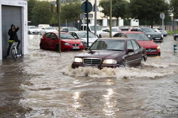 $!Coche circulando por Valencia tras la DANA