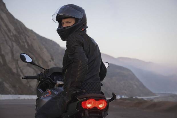 $!Ewan McGregor sobre la Moto Guzzi V100 Mandello