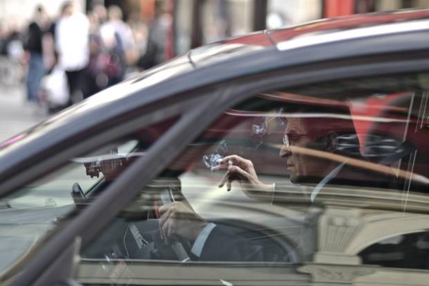 $!Fumar en el coche puede ser una gran distracción