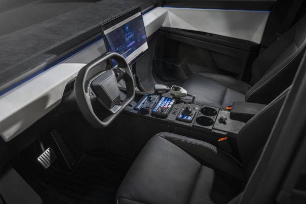 $!El interior del Tesla Cybertruck policial