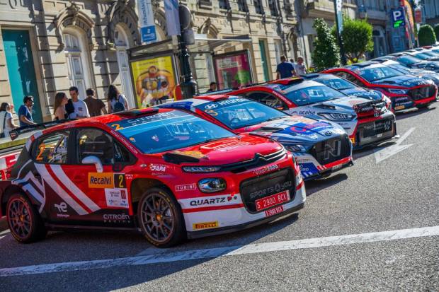 $!En primer termino el Citroën C3 Rally2 de Diego Ruiloba en el parque cerrado del rallye Rías Baixas