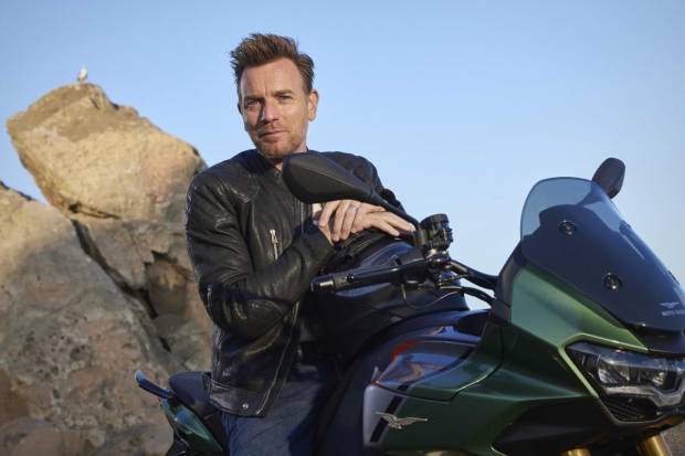 $!Ewan McGregor sobre la Moto Guzzi V100 Mandello