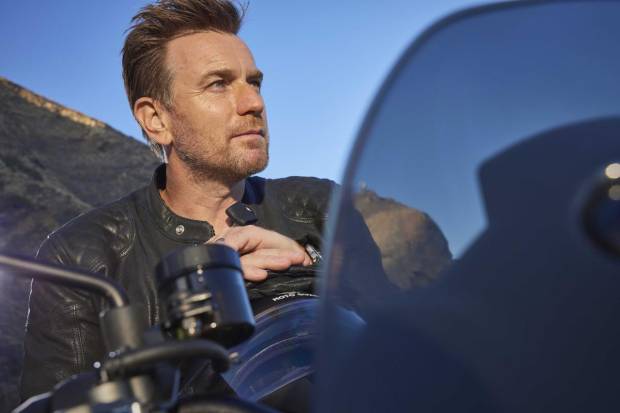 $!Ewan McGregor sobre la Moto Guzzi V100 Mandello