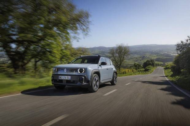 $!Renault 4 image bank media Test-Drive, on April 28th 2025 at Lisbonne, Portugal - Photo Clément Choulot / DPPI