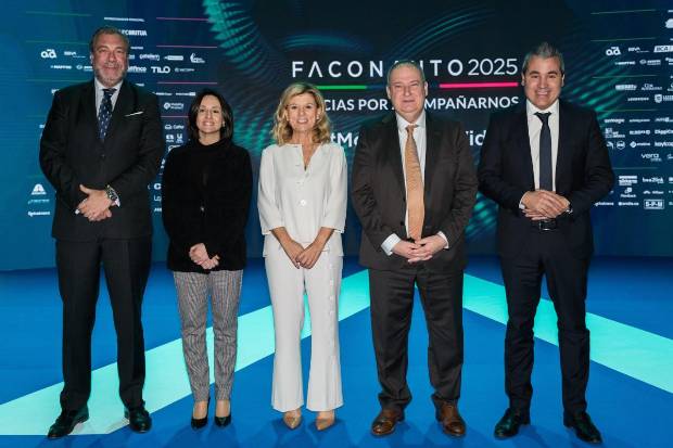 $!La presidenta de Faconauto, Marta Blázquez, junto al ministro Jordi Hereu y representantes del sector