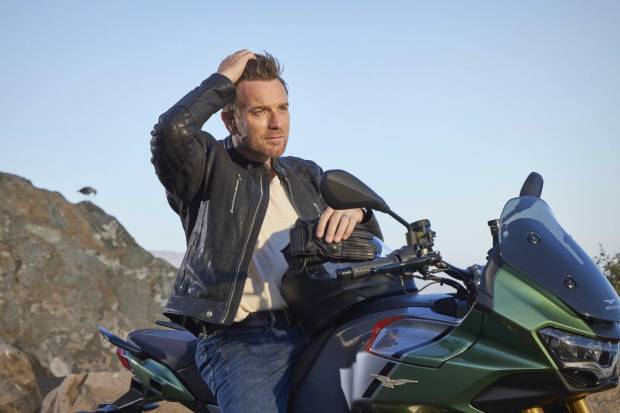 $!Ewan McGregor sobre la Moto Guzzi V100 Mandello