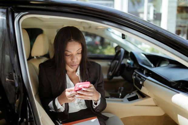 $!Una de las mayores distracciones al volante es mirar el teléfono