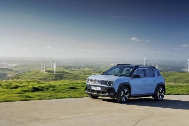 $!Renault 4 image bank media Test-Drive, on April 28th 2025 at Lisbonne, Portugal - Photo Clément Choulot / DPPI