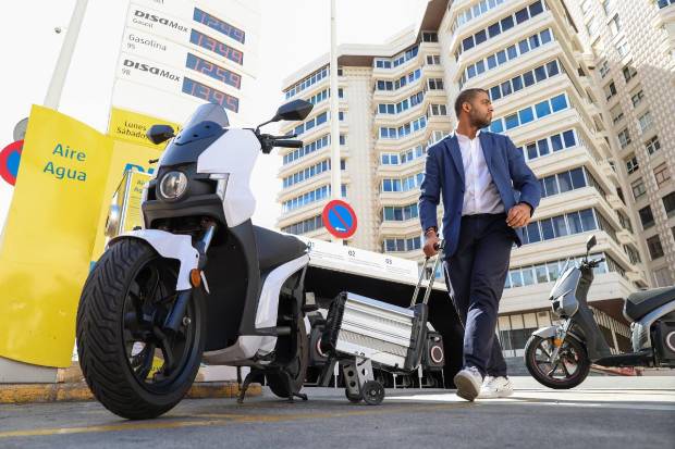 $!Llega a Canarias el servicio de intercambio de baterías de Acciona para los scooters de Silence