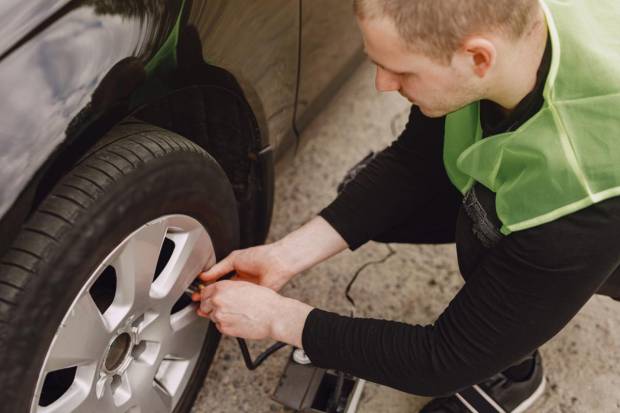 $!Un usuario hinchando los neumáticos de su coche