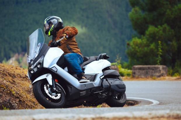 $!Prueba de un scooter por carretera