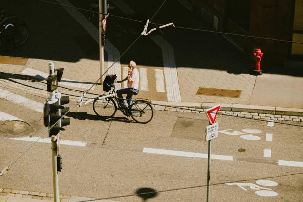 $!Usar el móvil en la bici es sancionable