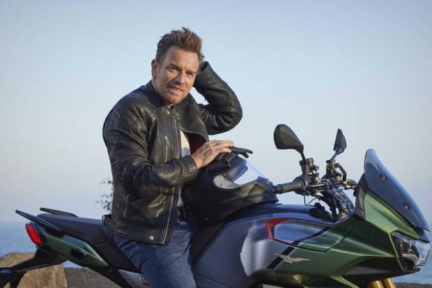 $!Ewan McGregor sobre la Moto Guzzi V100 Mandello