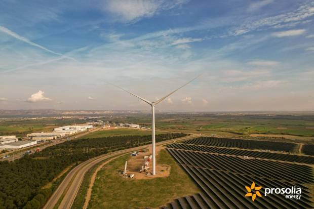 $!El aerogenerador del parque híbrido de autoconsumo energético de Stellantis