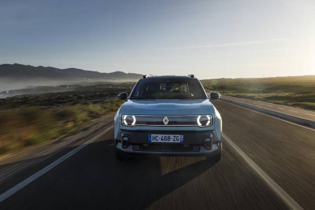 $!Renault 4 image bank media Test-Drive, on April 28th 2025 at Lisbonne, Portugal - Photo Clément Choulot / DPPI