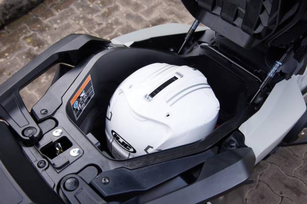 $!La Honda X-ADV 2025 puede albergar un casco integral