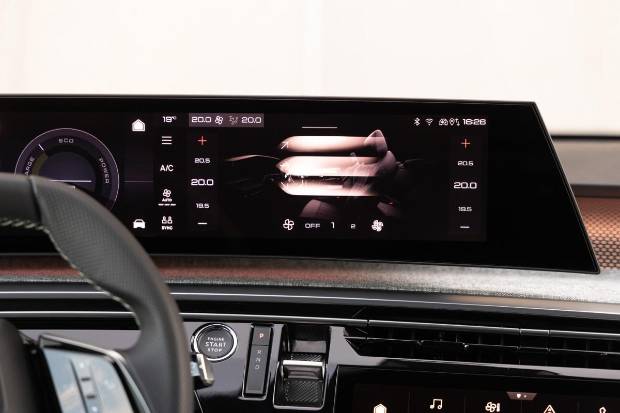 $!La pantalla curva del Peugeot 5008