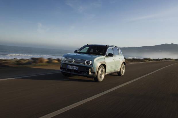$!Renault 4 image bank media Test-Drive, on April 28th 2025 at Lisbonne, Portugal - Photo Clément Choulot / DPPI