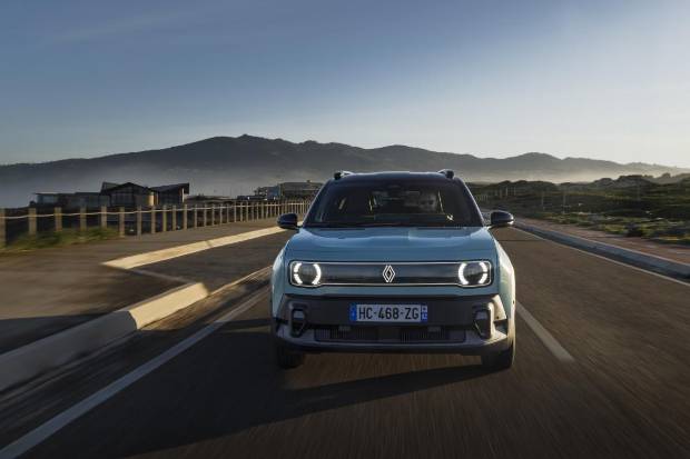 $!Renault 4 image bank media Test-Drive, on April 28th 2025 at Lisbonne, Portugal - Photo Clément Choulot / DPPI