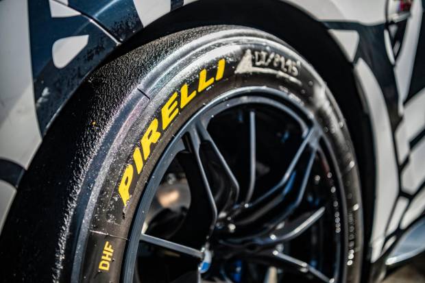 $!Neumático Pirelli del BMW M4 GT4