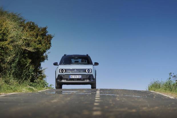 $!Renault 4 image bank media Test-Drive, on April 28th 2025 at Lisbonne, Portugal - Photo Clément Choulot / DPPI