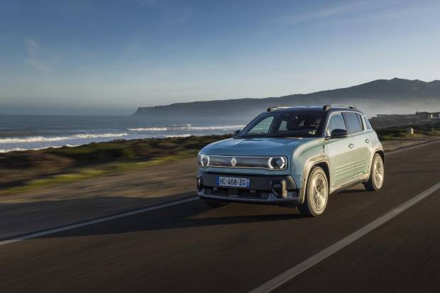 $!Renault 4 image bank media Test-Drive, on April 28th 2025 at Lisbonne, Portugal - Photo Clément Choulot / DPPI