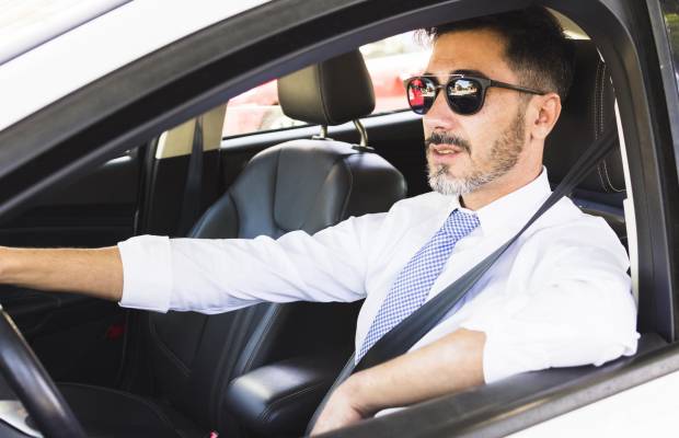 Es importante saber qué tipos de gafas de sol están permitidas al volante