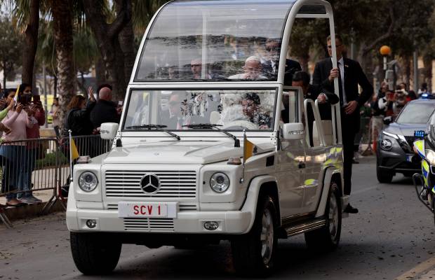 El difunto Papa Francisco subido en su Mercedes