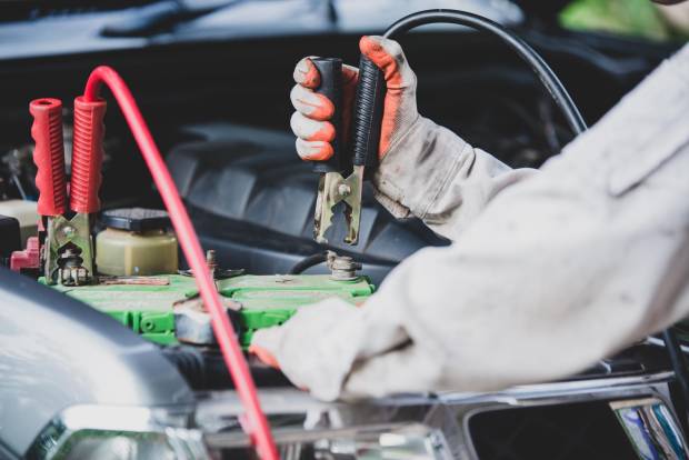 $!La forma más clásica de arrancar un coche sin batería son con los cables de arranque y la batería de otro vehículo