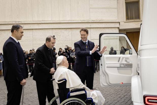 $!Ola Källenius le enseña al Papa su nuevo vehículo