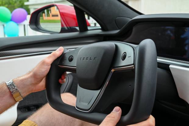 $!Los Tesla ofrecen en algunos países conducción autónoma
