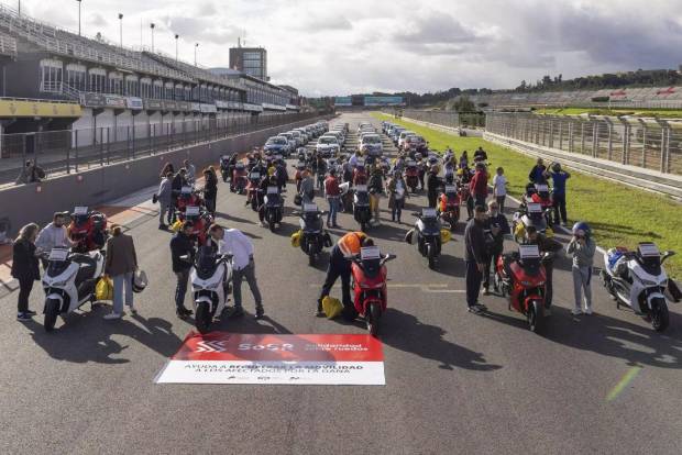 $!Afectados por la DANA recogiendo sus vehículos en la recta del Circuit