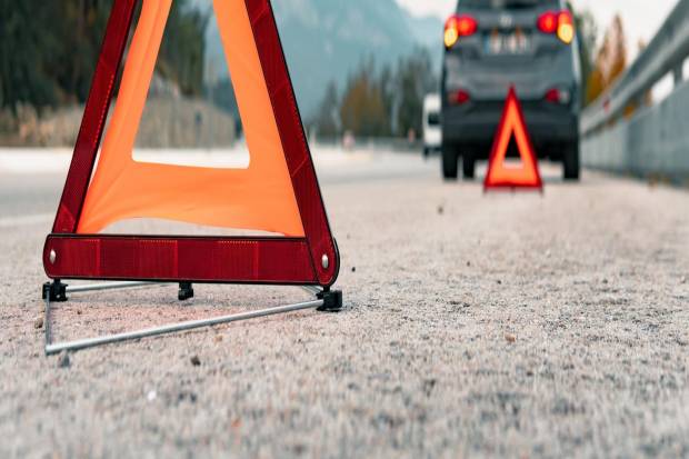 $!Debes señalizar tu posición al detener tu vehículo en mitad de la carretera