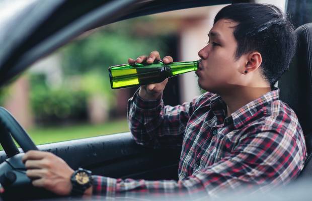 Estos conductores no pueden beber ni una gota de alcohol: la DGT te lo recuerda