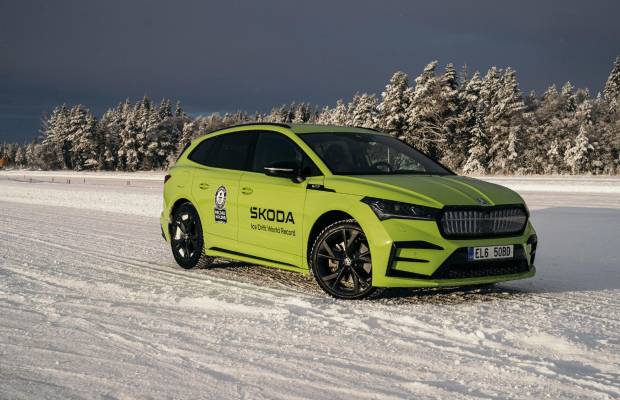 Un Skoda Enyaq hace el derrape sobre hielo más largo del mundo