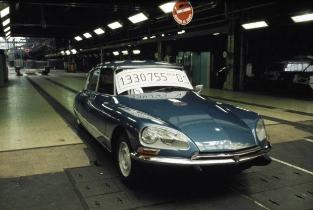 $!La dernière Citroën DS sur la chaîne de l'usine située quai de Javel à Paris en 1975. Utilisation éditoriale uniquement, nous contacter pour toute autre utilisation