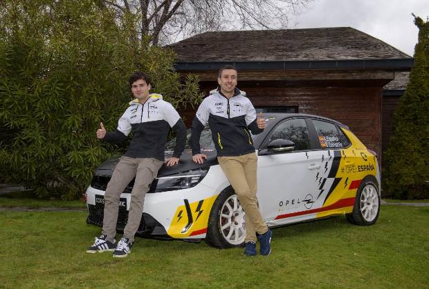 $!Sito Español y Borja Odriozola junto al Opel Corsa e-Rally