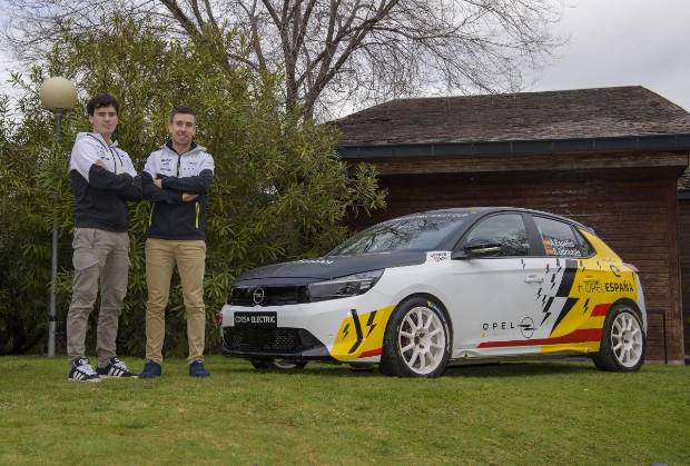 $!Sito Español y Borja Odriozola junto al Opel Corsa e-Rally