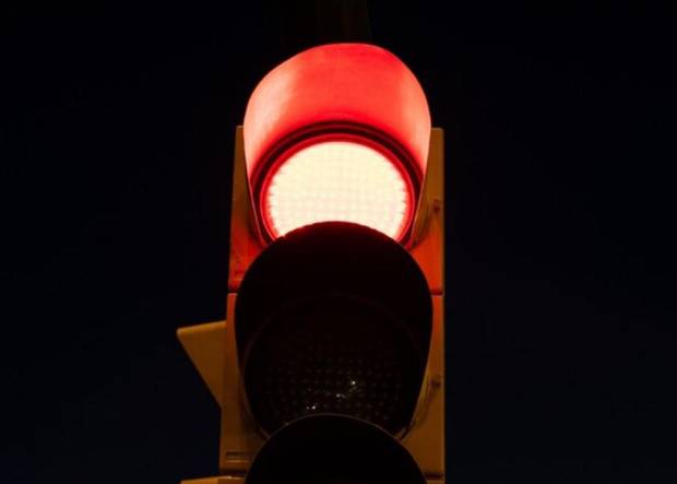 $!Saltarse un semáforo en rojo es motivo de sanción