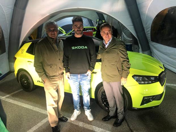 $!Fidel Jiménez de Parga, José A. “Cohete Suárez” y Manuel Aviñó delante del Skoda Fabia Limited Edition