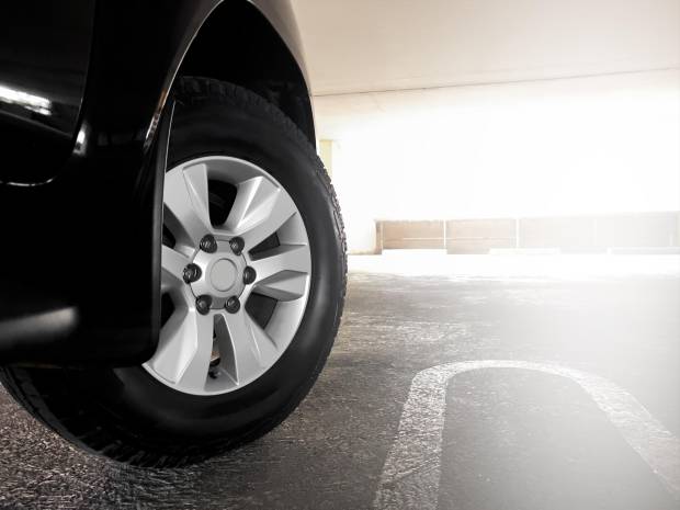 $!Dejar las ruedas hacia afuera al aparcar tu coche puede ser peligroso
