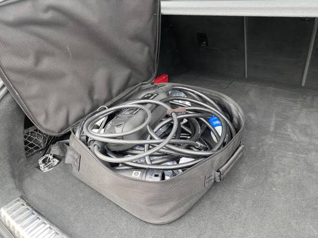 $!En el maletero del Audi A7 Sportback 55 quattro TFSIe encontramos los cargadores.