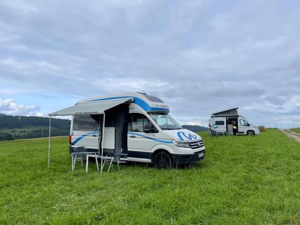 $!La camper cuenta con toldo exterior e incluye sillas y mesa de camping