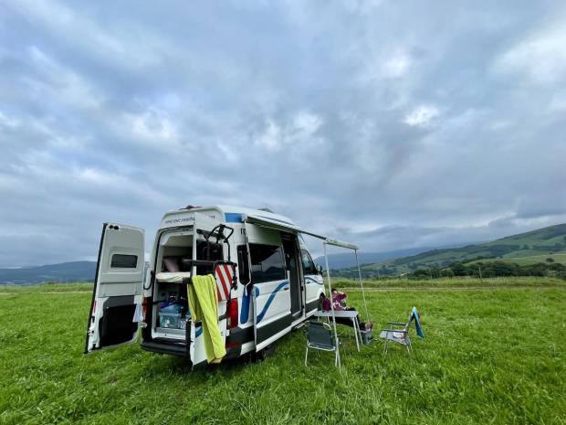 $!La camper cuenta con toldo exterior e incluye sillas y mesa de camping