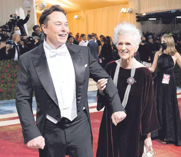 $!Elon Musk y su madre, Maye, a su llegada a la Met Gala de Nueva York