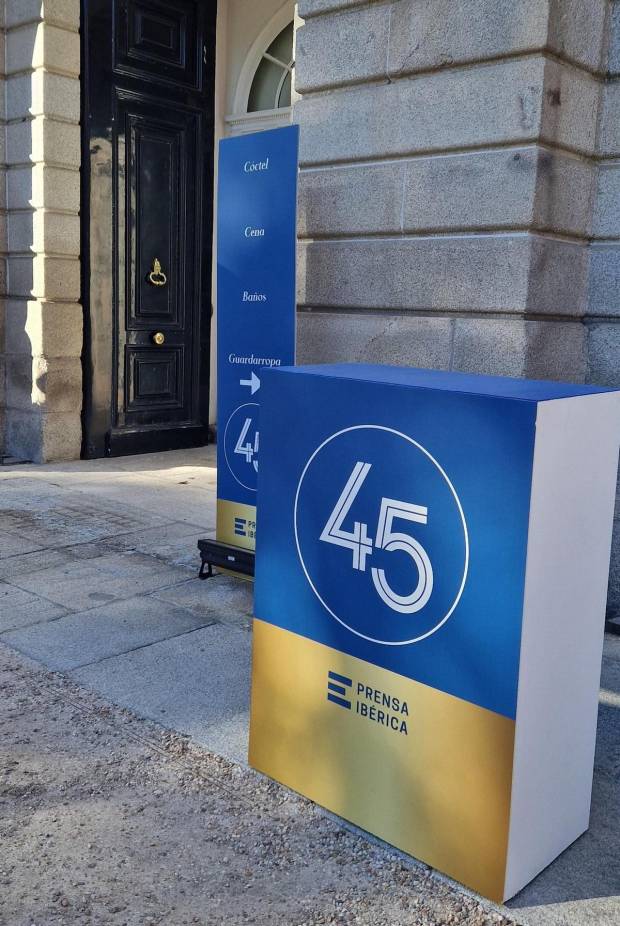 $!Carteles corporativos del evento de celebración del 45 Aniversario de Prensa Ibérica, en la entrada del Palacio de Liria